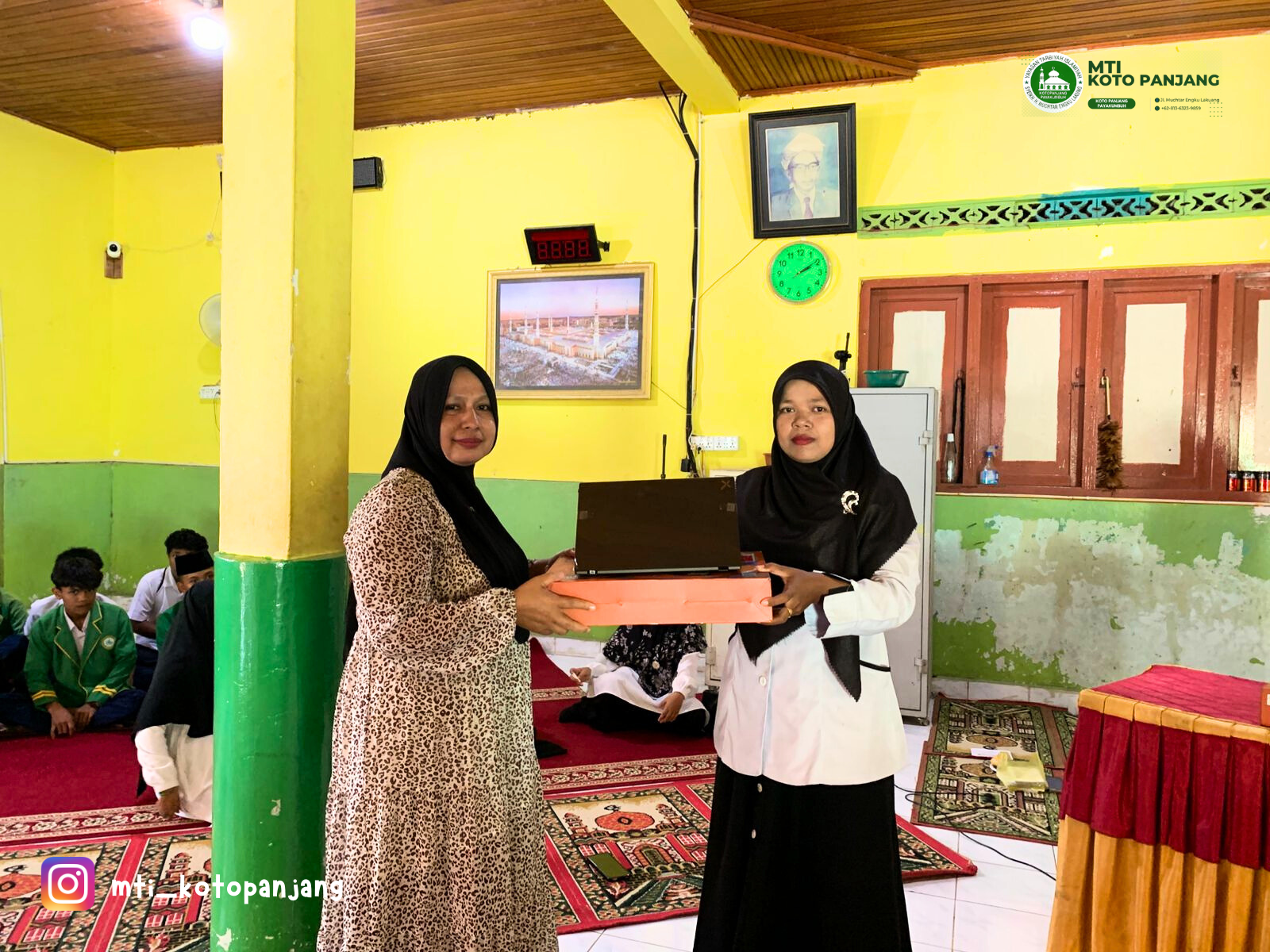 Penyerahan Kenang-kenangan dari Wali Santri Kelas 9