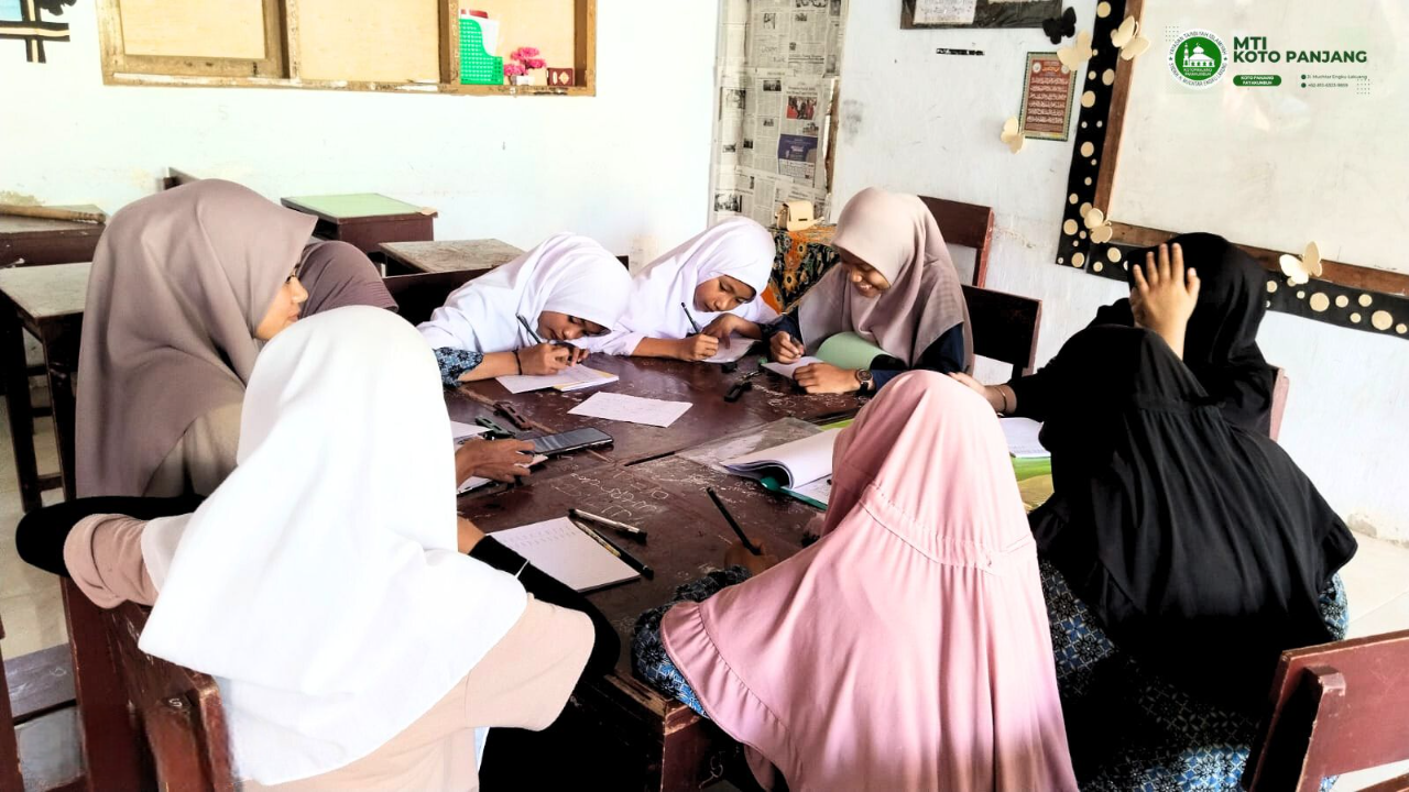 Siswa MTI Koto Panjang Antusias Ikuti Ekskul Kaligrafi Didampingi Guru Pembimbing