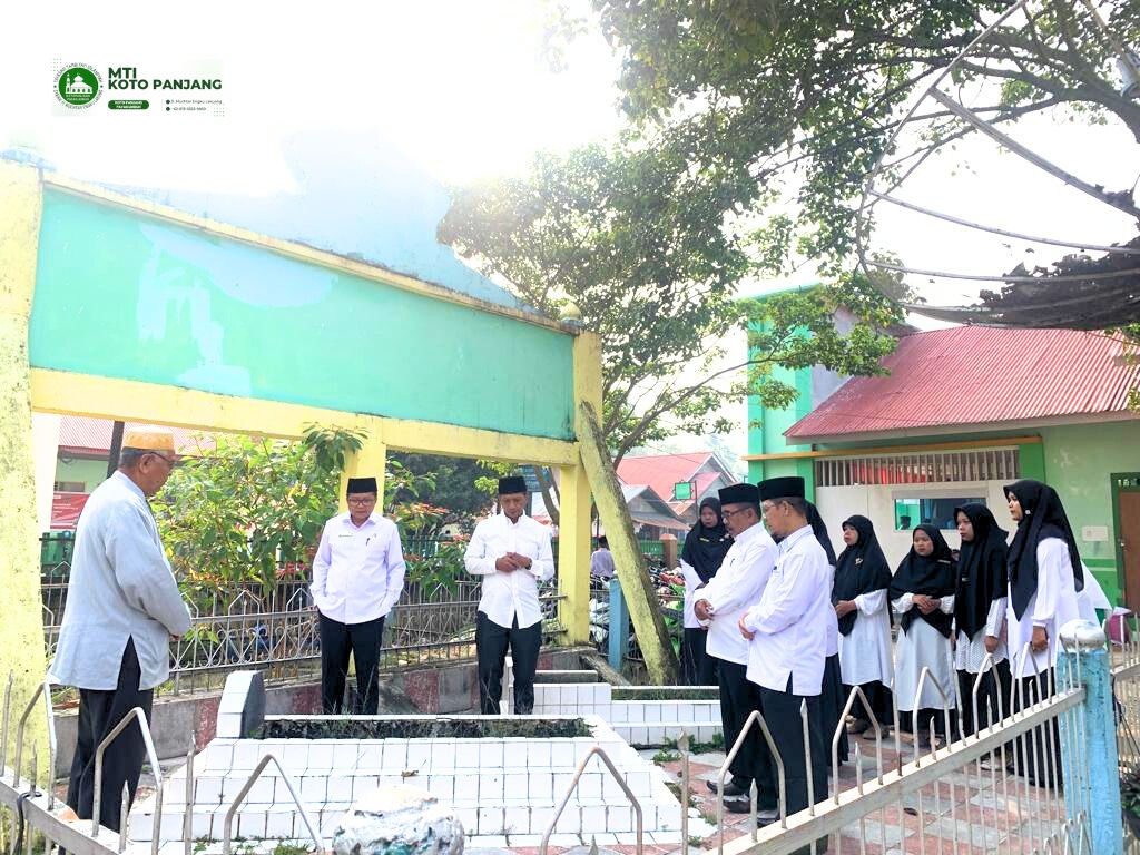Kasi Pendidikan Madrasah Ziarah ke Makam Buya Syech Muchtar E Lakung di MTI Koto Panjang