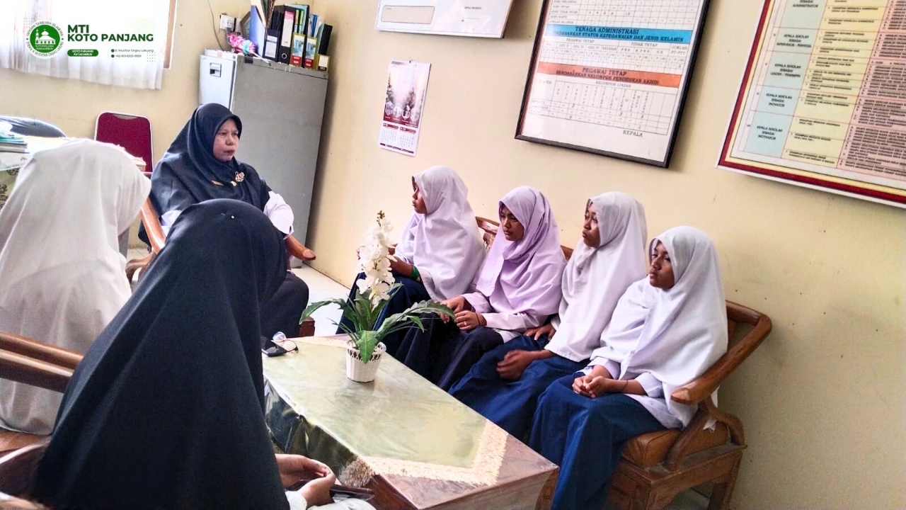 Kepala MTI Koto Panjang Berikan Arahan kepada Siswa Sebelum Mengikuti Lomba