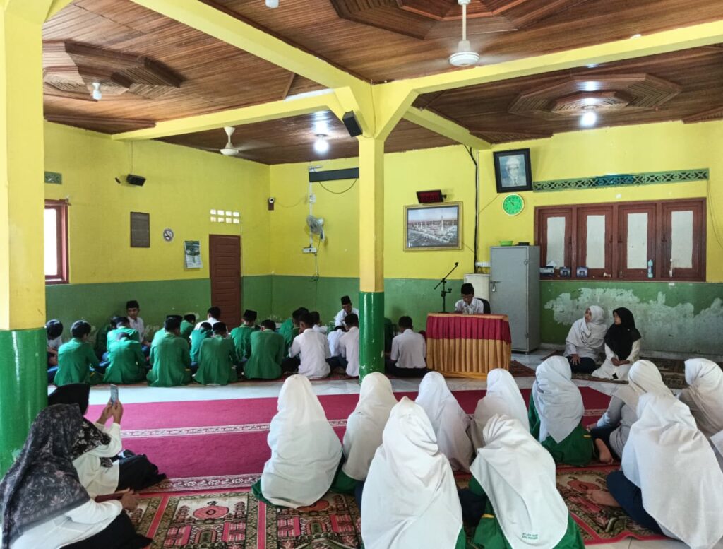 Pembacaan Ayat Suci Al-Qur'an oleh Ardi Nafajri salah satu santri MTs TI Koto Panjang