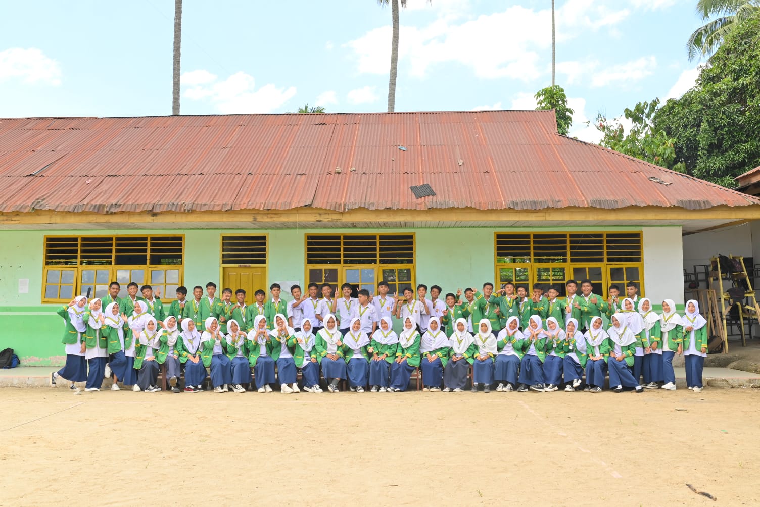 Seragam Almamater Santriwan dan Santriwati MTI Koto Panjang